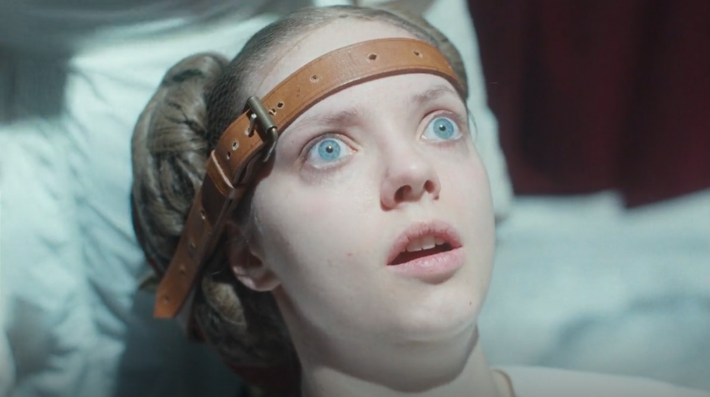 Una scena del film The Ugly Stepsister