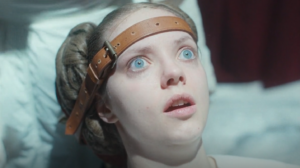Una scena del film The Ugly Stepsister