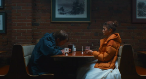 Una scena di The Drama con Robert Pattinson e Zendaya