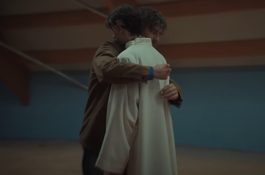 Il protagonista Sergio e Matteo in una scena del film La valle dei sorrisi